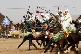 Image du Maroc Professionnelle de  Course typiquement marocaine dite ''la Fantasia'' organisé dans un site désertique sur lequel la ville de Tan Tan a toujours accueilli la majorité des tribus et des grandes familles nomades du désert lors d'un grand moussem, Samedi 24 Mars 2012. (Photo / Abdeljalil Bounhar)

 